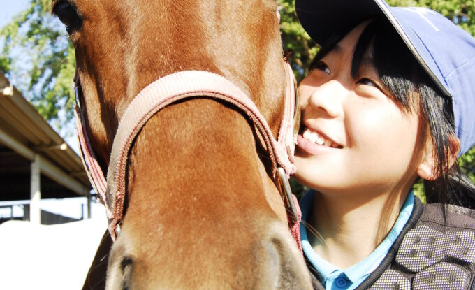 馬と心を通わせる生徒