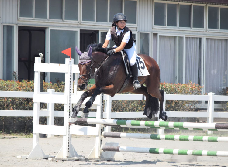 馬術大会に出場する生徒と馬