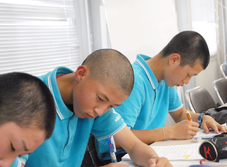 教室で筆記試験の勉強に取り組む生徒たち