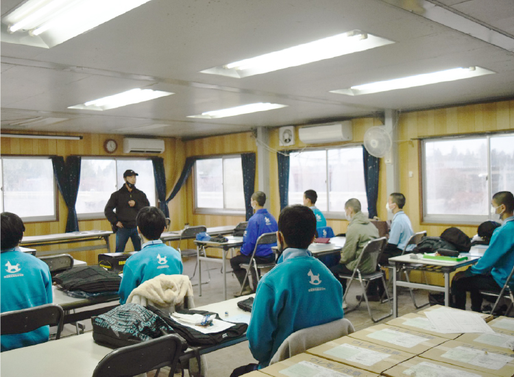 教室で面接指導を受ける生徒たち