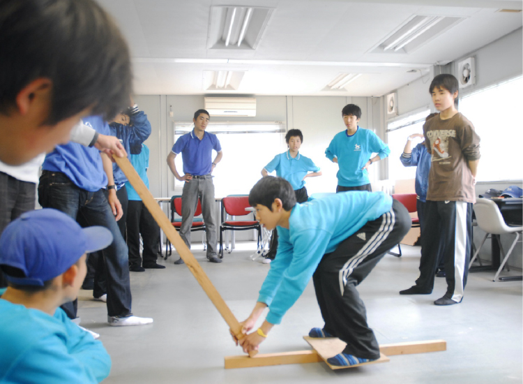 板を使ったバランストレーニングに取り組む生徒たち